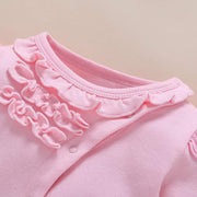 Einjähriges Baby trägt einen Strampler und einen Overall für Neugeborene