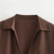 Mode dammanschett med fjäderkant kort silkesatinskjorta