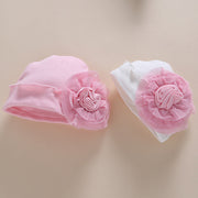 Einjähriges Baby trägt einen Strampler und einen Overall für Neugeborene