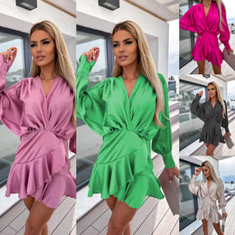 Klänning i satäng med V-ringad dam